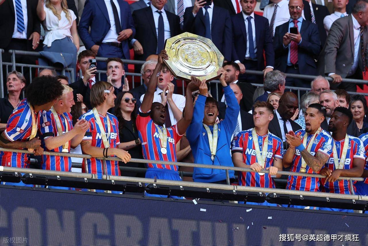 利物浦训练开放日，冲刺阶段单刀错失引欢呼，社区盾在即，纪律约束更严格(利物浦球衣官网)